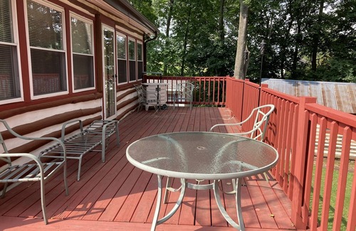New Oxford Cottage | Serene waterfront Log cabin home close to Gettysburg Kayak, fishing and deck