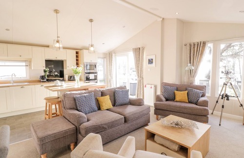 Wemyss Bay Cottage | SERENITY LODGE, family friendly, with a garden in Wemyss Bay