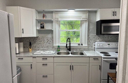 Charleston House | Serenity of Charleston near CAMC and Capital! Newly Renovated!