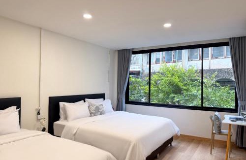 Thanon Phetchaburi Villa | Serenova Hotel Siam Paragon, Bangkok