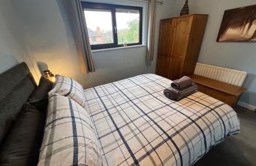 Milton Keynes House | Serviced 2-Bed Home in MK, Walk to Train, City Shopping, Santander & Network Rail HQ, Parking & WiFi Included Webbhill Stays