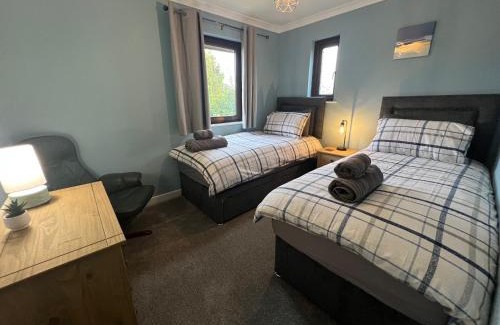 Milton Keynes House | Serviced 2-Bed Home in MK, Walk to Train, City Shopping, Santander & Network Rail HQ, Parking & WiFi Included Webbhill Stays