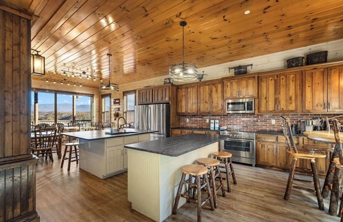 Gatlinburg - Pigeon Forge Cabin | Sevierville - Mountain Aqua Lodge - 13 Bedrooms - Sleeps 62