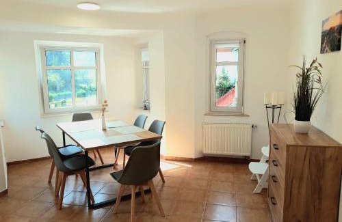Niederrathen Apartment | Seyfarthrooms - Ferienwohnung Zum Dorfladen Rathen - zentrale Lage mit direkter Anbindung an das Wanderwegenetz, moderne Inneneinrichtung