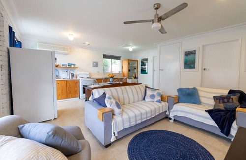 Yanchep Cottage | Shabby Chic Shack- 2 brm cottage, close to beach