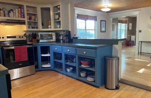Henryetta House | Shaded historic home, family and pet friendly