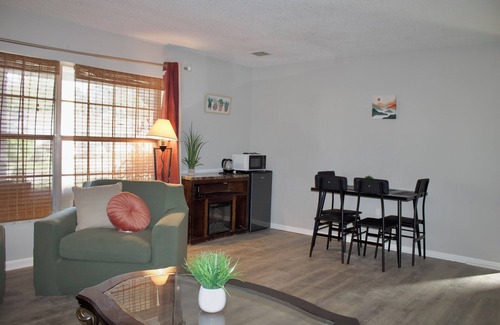 Pine Hills Apartment | SHADOW WOOD - King Size Private Suite Sleeps 4, Near Universal, I-Drive, Disney