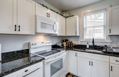 Kinzers Apartment | Shady Brick Getaway/Cozy & charming/King bed/100 Acre farm
