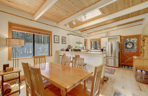 Country Club Estates Cabin | Shady Pines - Pet Friendly+Hot Tub+AC
