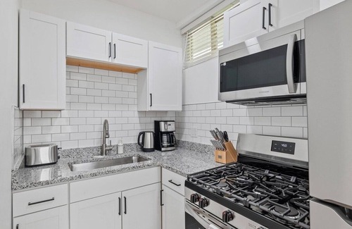 East Liberty Apartment | Shadyside/Central @2 Bright and Stylish Studio with Free Parking