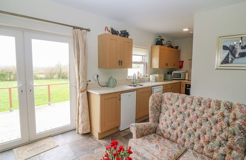 Charleville Cottage | SHANDRUM BROOK, pet friendly, country holiday cottage in Charleville