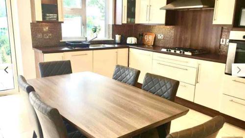 Killarney House | Shangri - La Spacious Family Townhouse