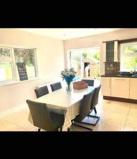 Killarney House | Shangri - La Spacious Family Townhouse