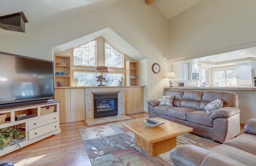 Sunriver House | SHARC Passes, Close to South Entrance, Fireplace, Pet Friendly