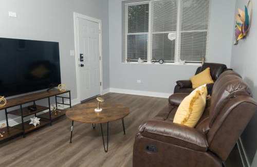 Woodlawn House | Shared, spacious condo near UChicago and Obama Center