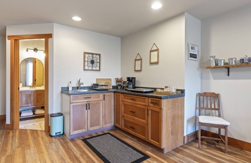 Shawnigan Lake Bed & Breakfast | Shawnigan Hills Guest Suite