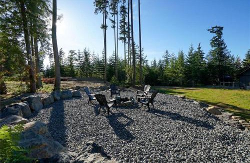Shawnigan Lake House | Shawnigan Lake Retreat with Theatre