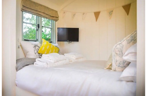 Netheravon Cabin | Shepherd's Hut B&B nr Salisbury, Stonehenge & Bath