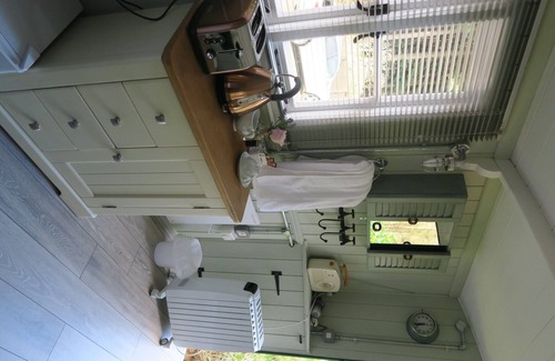 Warlingham Cabin | Shepherds hut with hot tub and BBQ