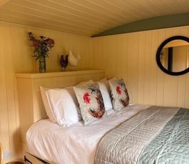 Brackley House | ShepherdsHut-Cotswolds-PetFriendly-WoodBurner