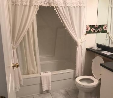 Curryville Hotel | Shepody Bay Inn
