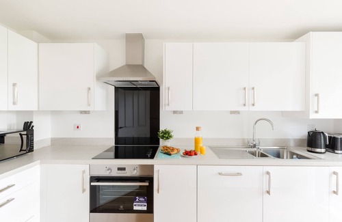 Birmingham City Centre House | Sherlock Modern Home by Svelte Living