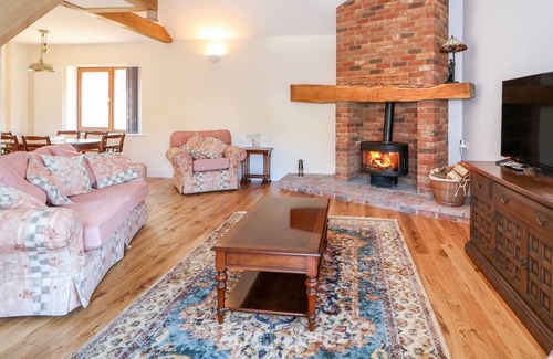 Wisbech Cottage | SHERWOOD LODGE, luxury holiday cottage, with hot tub in Wisbech