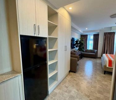 Malabanias Apartment | Sheryll Escapes - La Grande Phase 2, Grand Studio 625 with Balcony, Wifi & Netflix