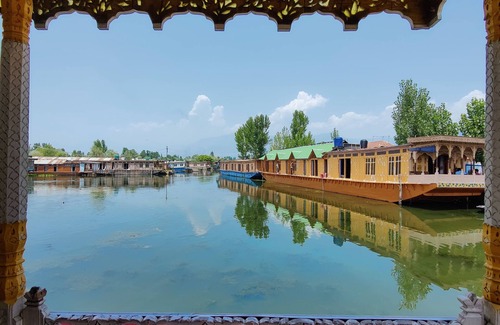 Dal Lake Boat Rental | Shiraz Deluxe Houseboat