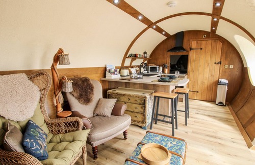 Little Hereford Cottage | SHIRE'S END, romantic, with a garden in Little Hereford