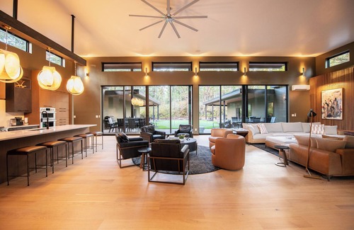 Bandon House | Shirley Woods Golf House, Luxury golf house, putting green, golf simulator, hot tub, sauna