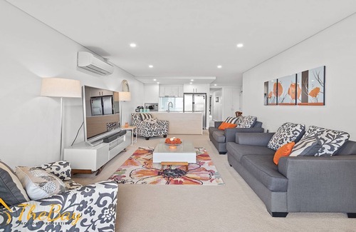 Shoal Bay Apartment | Shoal Bay Apartment one street back from the beach with water views