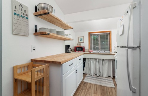 Oregon Coast House | Shore Dr. Cottage #105 - Steps to surf & pub. Cute & affordable cabin