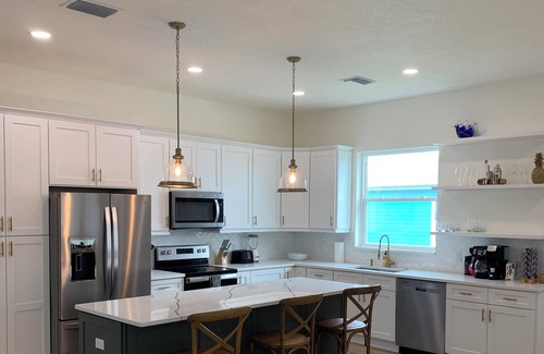 Marineland Acres House | Shorebird Cottage. Your charming beach escape, minutes walk to the beach!