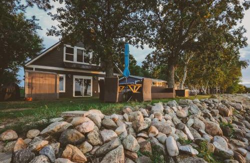 Ottertail House | Shoreside 4b/4b walkout retreat with perfect sand