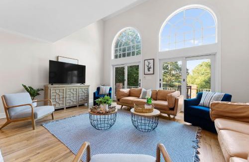 Huntersville House | Shoreway Cove by AvantStay Waterfront Pool Dock