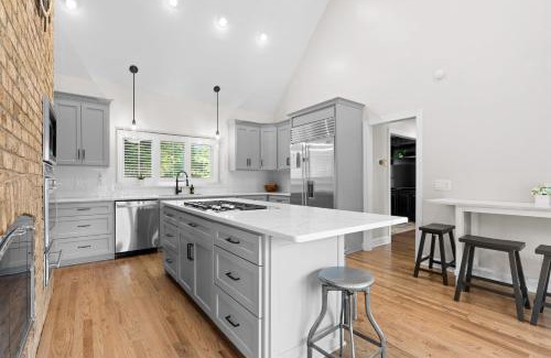 Huntersville House | Shoreway Cove by AvantStay Waterfront Pool Dock