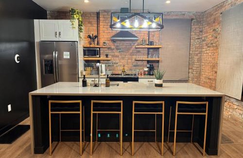 Italian Village House | Short North - Free Parking - Prime Location