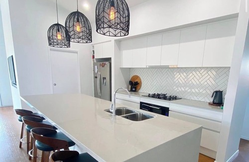 Bray Park House | Short term STRATHPINE fully equipped