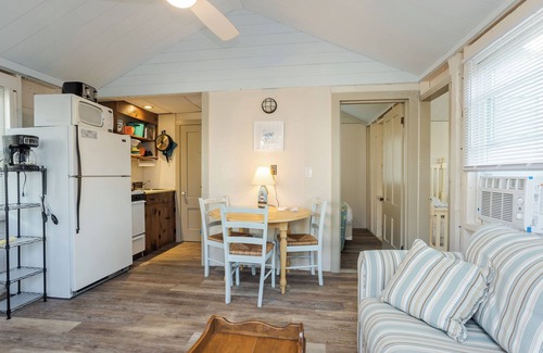York Beach Cottage | Short walk to Short Sands and Long Sands Beaches! Affordable vacation in York!