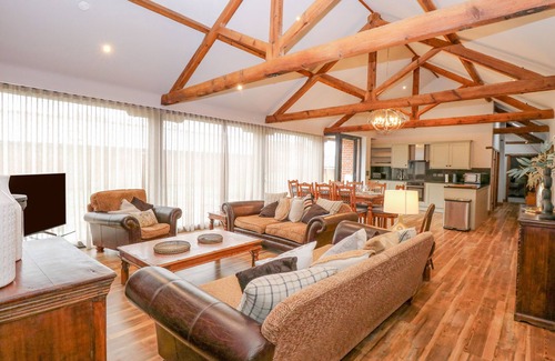 Norwich Cottage | SHORTHORN BARN, pet friendly, character holiday cottage in Taverham