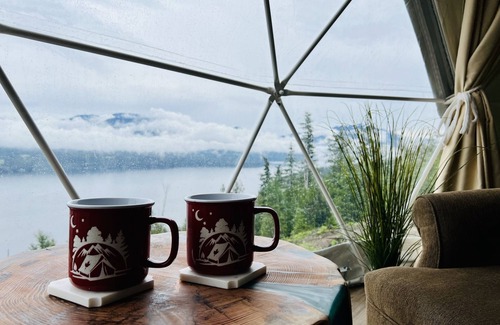 Blind Bay Cottage | Shuswap Sky Dome With wood Burning Hot Tub & Cozy Fireplace