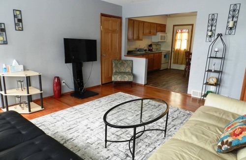 Monona House | Side B-Cute and Comfortable Home near Waterfront