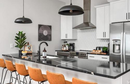 Nashville House | Side-by-Side Homes with Hot Tubs - Sleeps Over 20 Guests