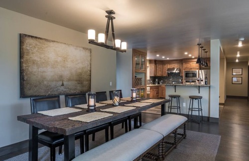 Montgomery Estates House | Sierra House Luxury Chalet: 7 Bedrooms, sleeps 14, Hot Tub, Pool Table and more!