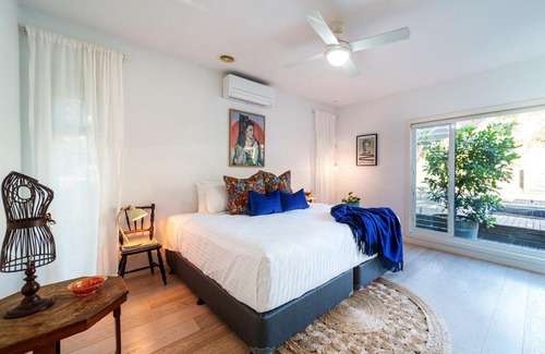 Castlemaine House | Signature Accommodation Montez House Pool Retreat