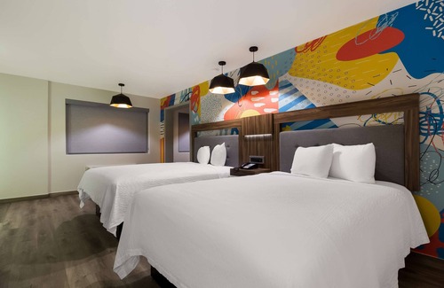 Woodlake - Briar Meadow Hotel | Signature Inn Houston Galleria