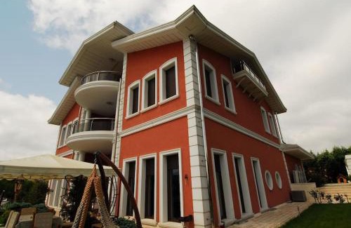 Silivri Villa | Silivri Gazitepe'de 3 katlı, havuzlu lüks villa