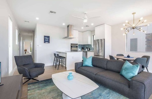 Old Man Bay Condo | Silver Reef #3/2 BR LUXE Oceanfront w/Pool