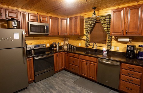 Silver Gate Cabin | Silver Willows Sarva Cabin on 4 Acres by the Creek